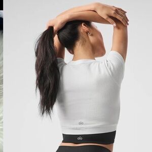 Alo SEAMLESS RIBBED
SERENE SHORT
SLEEVE